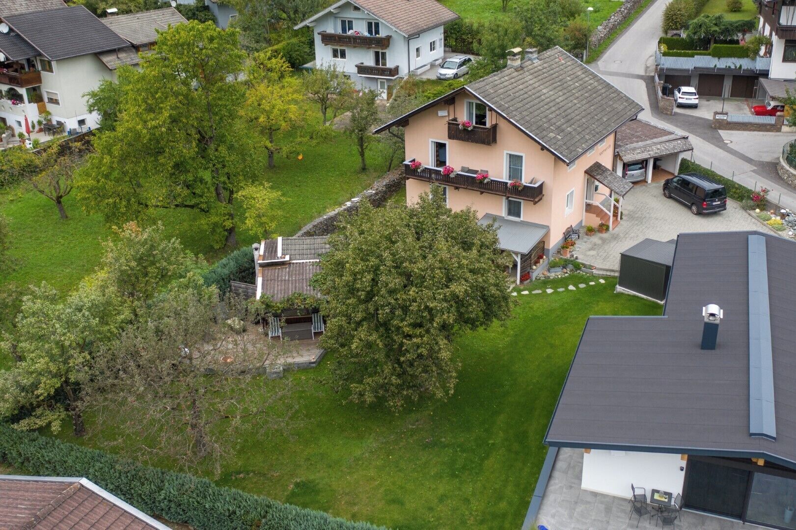 Ein Wohngebiet mit Häusern, einem Rasen und einer Einfahrt.