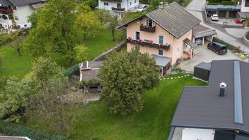 Ein Wohngebiet mit Häusern, einem Rasen und einer Einfahrt.