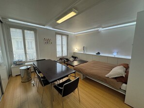 2 habitaciones, tabla de planchar con plancha, wifi y ropa de cama