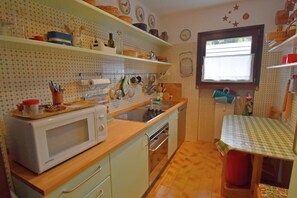 Køleskab, opvaskemaskine, kaffe-/temaskine, elkedel