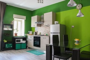 Microondas, horno, placa de cocina
