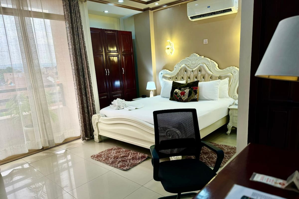 Brankas, meja kerja, ruang kerja ramah laptop, dan Wi-Fi gratis