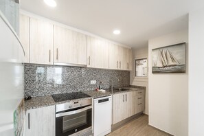 Kühlschrank, Mikrowelle, Ofen, Geschirrspüler