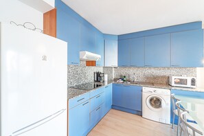 Køleskab, mikrobølgeovn, kaffe-/temaskine, elkedel