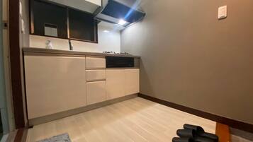 Apartamento básico, no fumadores (102) | Cocina privada | Frigorífico grande, microondas, placa de cocina y utensilios de cocina
