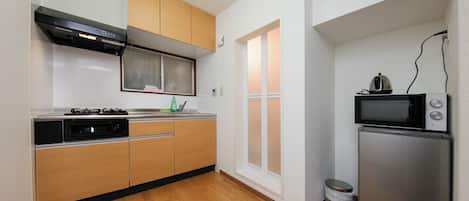 101, Non Smoking | Private kitchen | Full-size fridge, microwave, stovetop, cookware/dishes/utensils