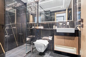 Een douche, een haardroger, handdoeken