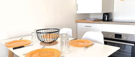 Cafetière-théière, réfrigérateur, four à micro-ondes, un four