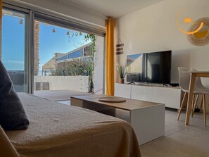 1 soverom, skrivebord, strykejern/-brett og reiseseng for barn