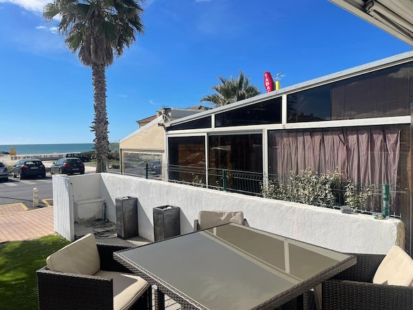 Outdoor dining - Sandy Beach, Palavas-les-flots, Plage (Palavas-les-Flots)