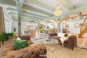 Televisio, takka, pöytätennispöytä, kirjoja