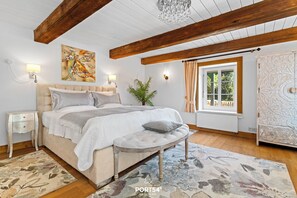 6 sovrum, skrivbord, strykjärn/strykbräda och resesäng