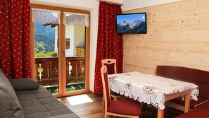Living area - Ferienwohnung Hochkalter, Dusche/wc, 57 qm, TV, Balkon, Obergeschoss (Ramsau bei Berchtesgaden)