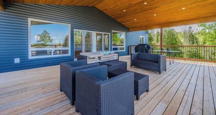 Luxury Lakefront Escape w/ Games Room