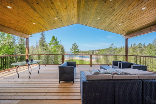 Luxury Lakefront Escape with Games Room