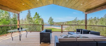 Luxury Lakefront Escape with Games Room