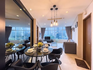 Apartamento Business, vistas a la ciudad | Escritorio y espacio para trabajar con un portátil