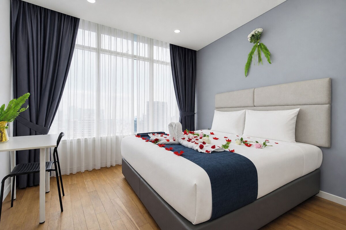 Apartamento familiar, vistas a la ciudad | Escritorio y espacio para trabajar con un portátil