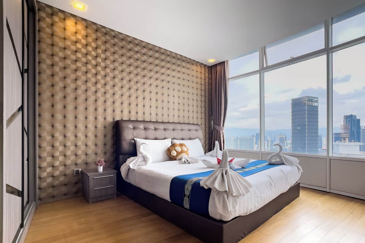 2 bedrooms, desk, laptop workspace, soundproofing