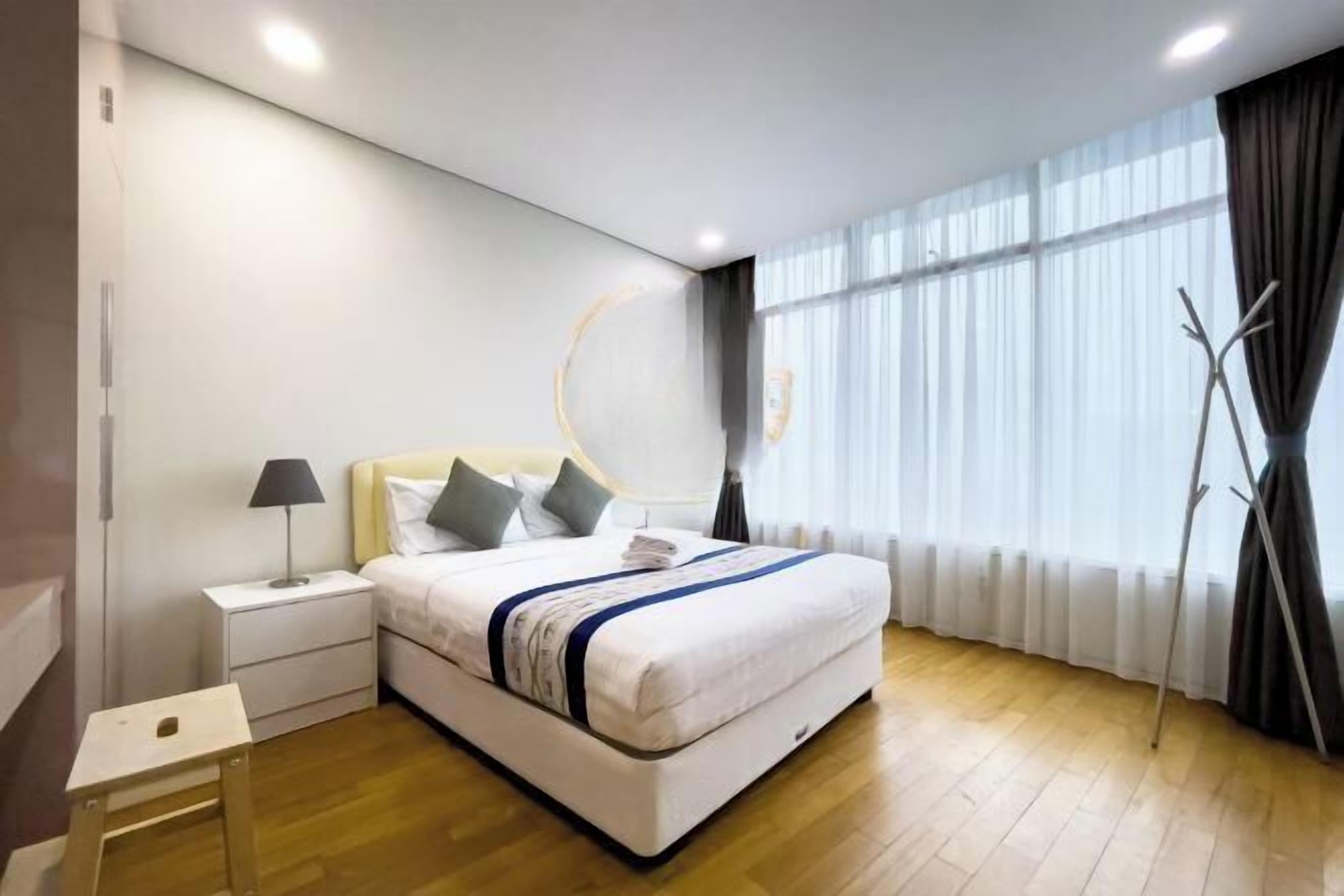 Työpöytä, kannettavalle tietokoneelle sopiva työtila, äänieristys