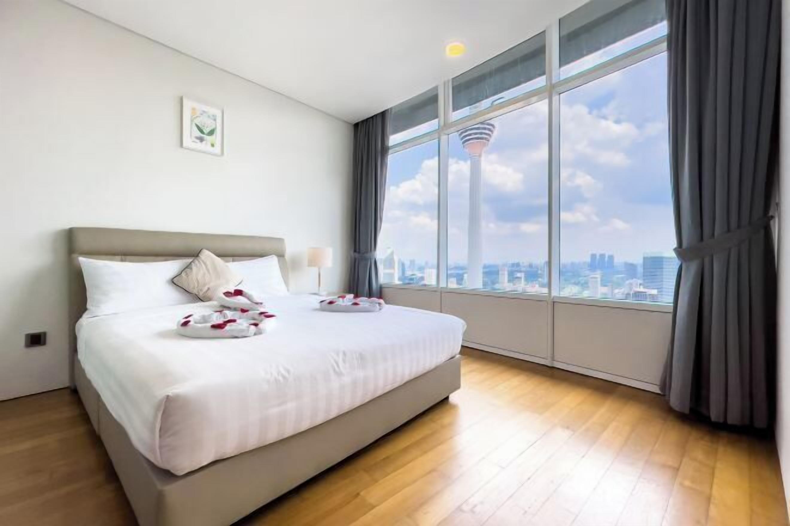 Työpöytä, kannettavalle tietokoneelle sopiva työtila, äänieristys