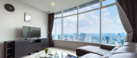 Comfort-Apartment, Stadtblick | Wohnbereich | 30-Zoll-Flachbildfernseher mit Digitalempfang