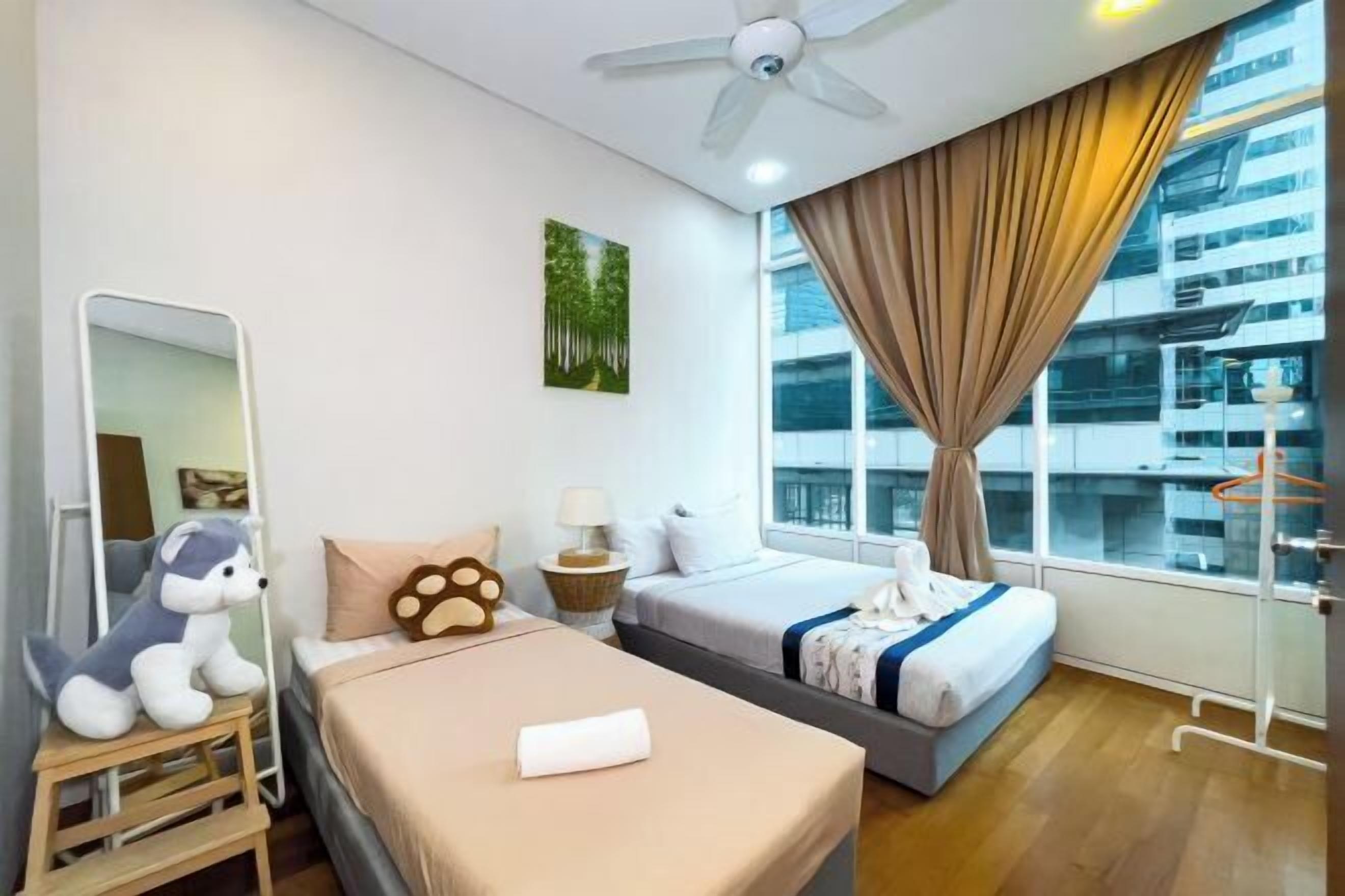 Työpöytä, kannettavalle tietokoneelle sopiva työtila, äänieristys