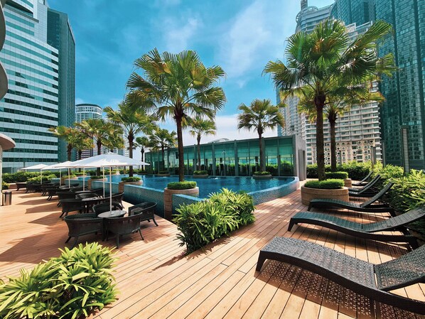 Una piscina al aire libre