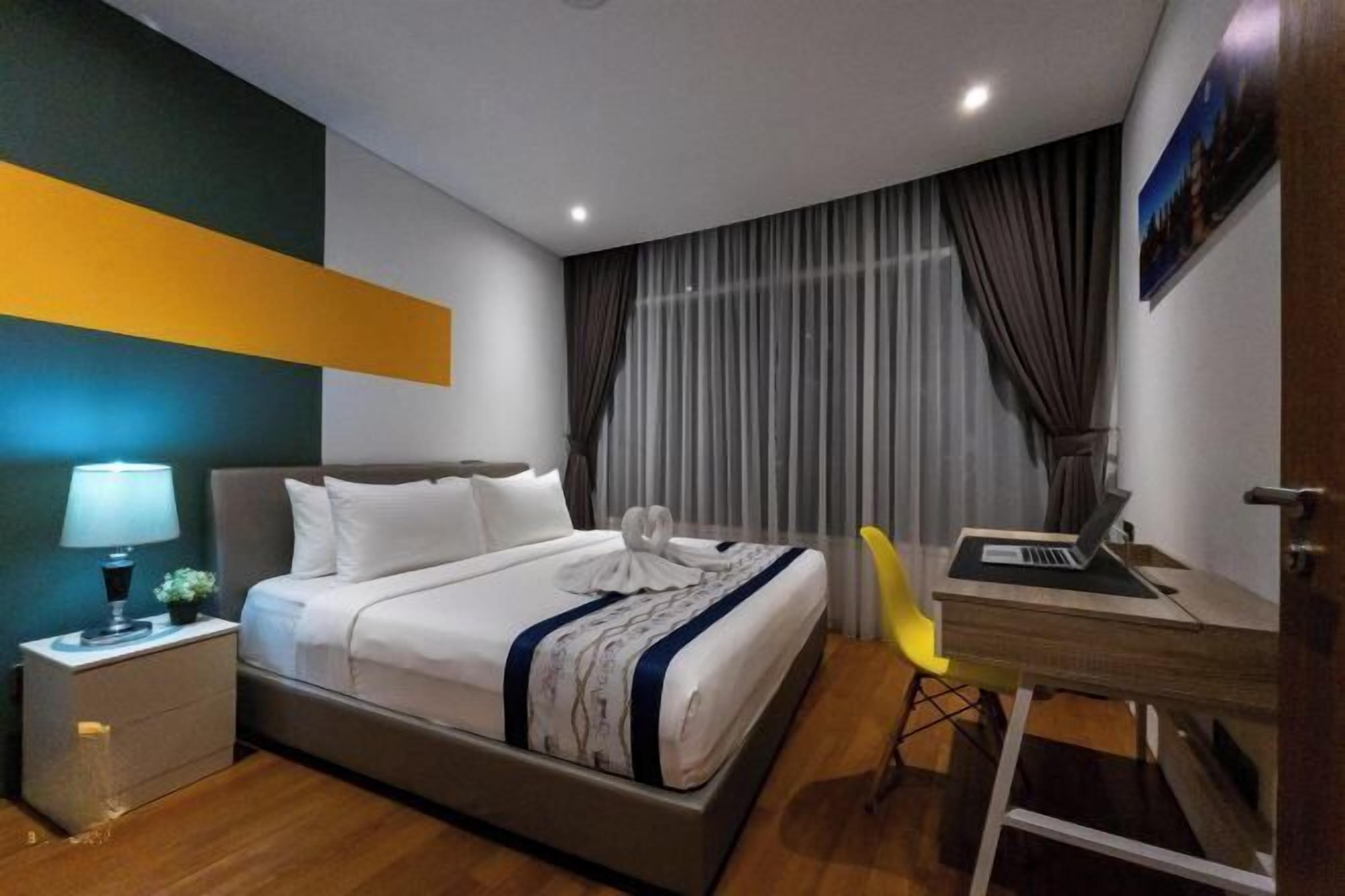 Työpöytä, kannettavalle tietokoneelle sopiva työtila, äänieristys