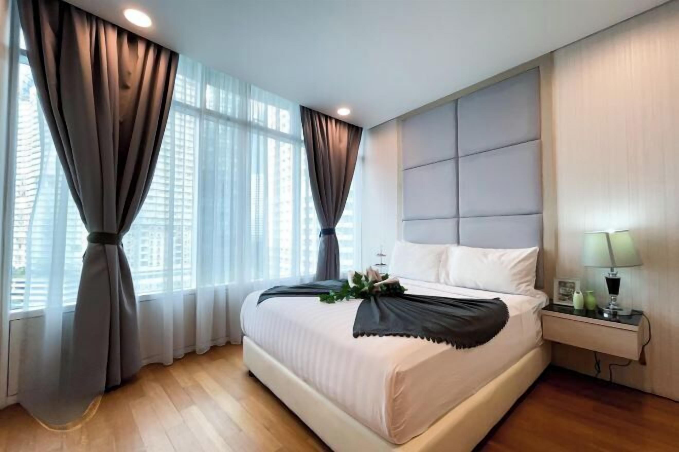 Työpöytä, kannettavalle tietokoneelle sopiva työtila, äänieristys