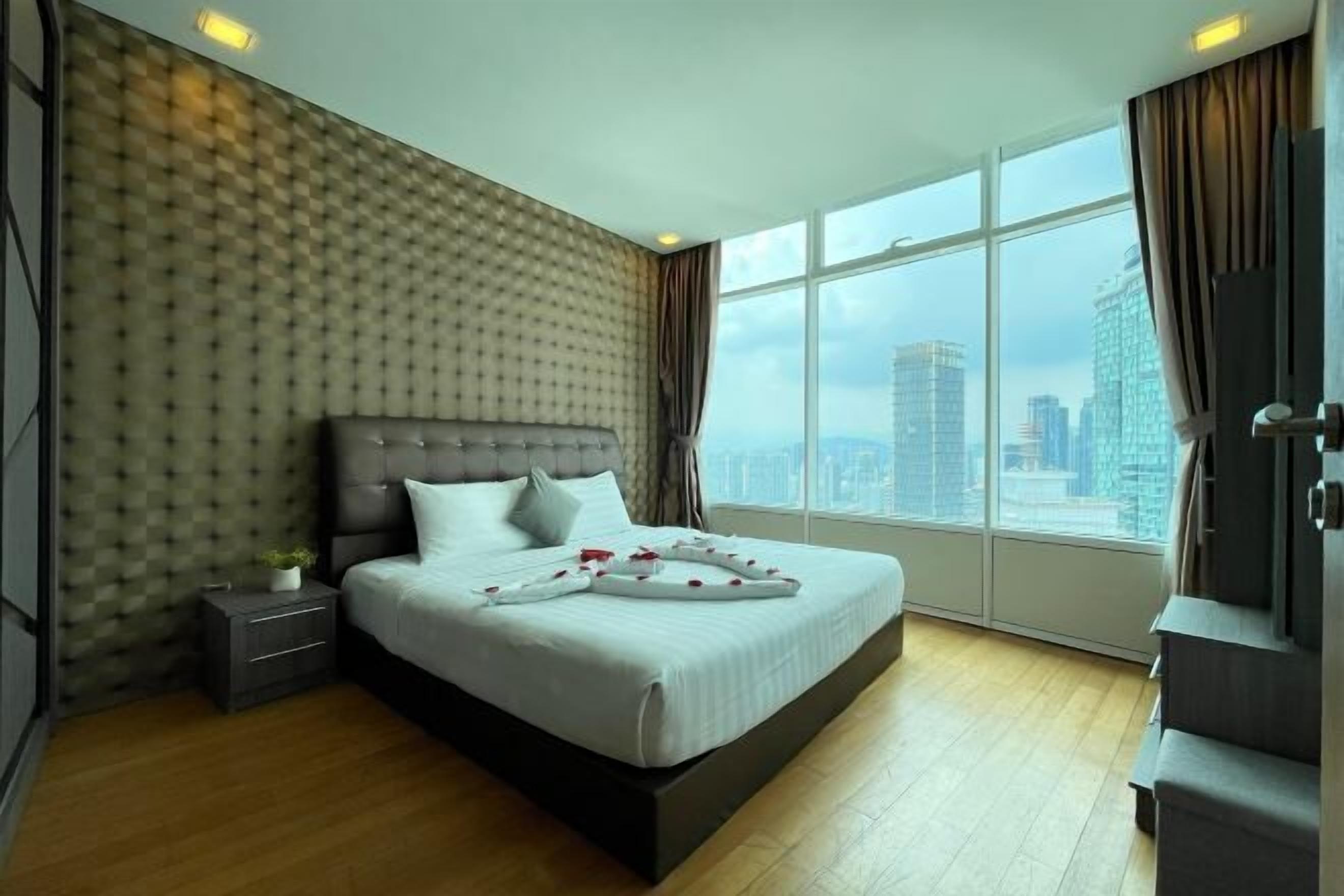 Työpöytä, kannettavalle tietokoneelle sopiva työtila, äänieristys