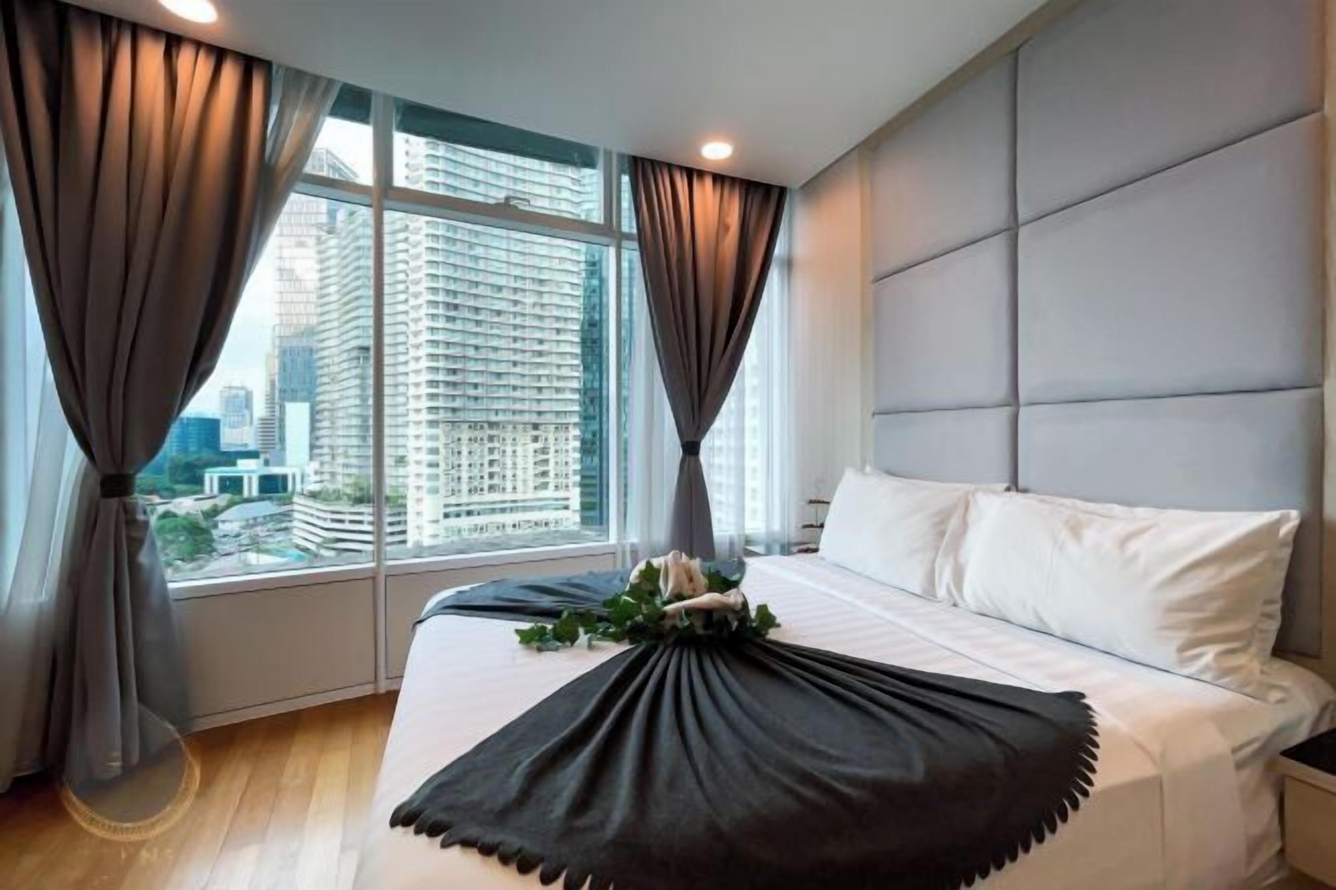 Työpöytä, kannettavalle tietokoneelle sopiva työtila, äänieristys