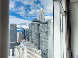 Apartamento clássico, vista para a cidade | Comodidades do quarto
