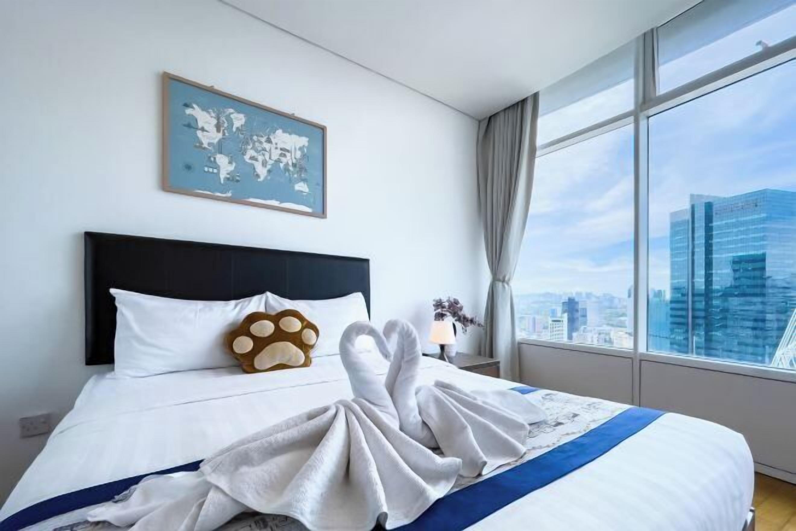 Työpöytä, kannettavalle tietokoneelle sopiva työtila, äänieristys