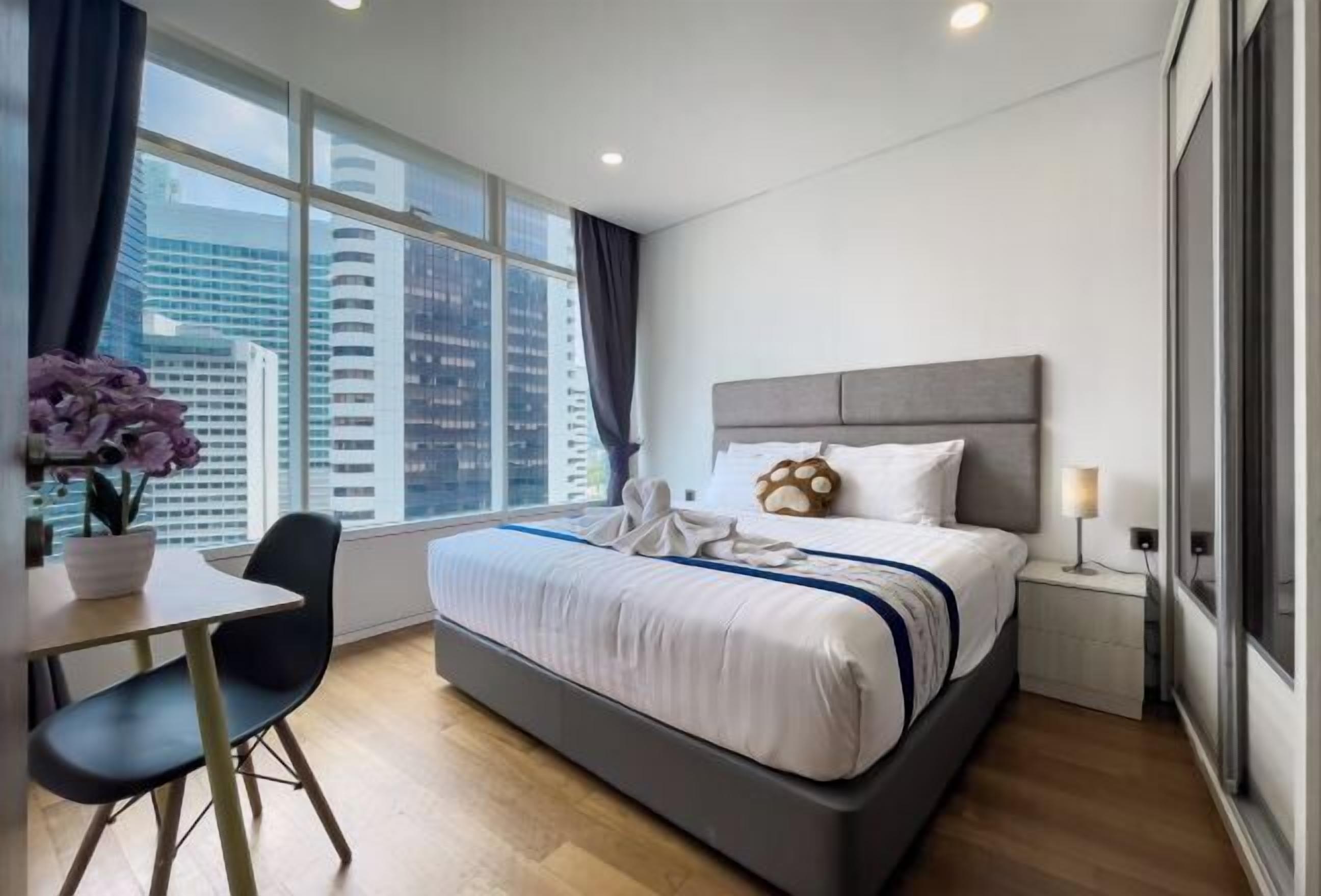 Työpöytä, kannettavalle tietokoneelle sopiva työtila, äänieristys