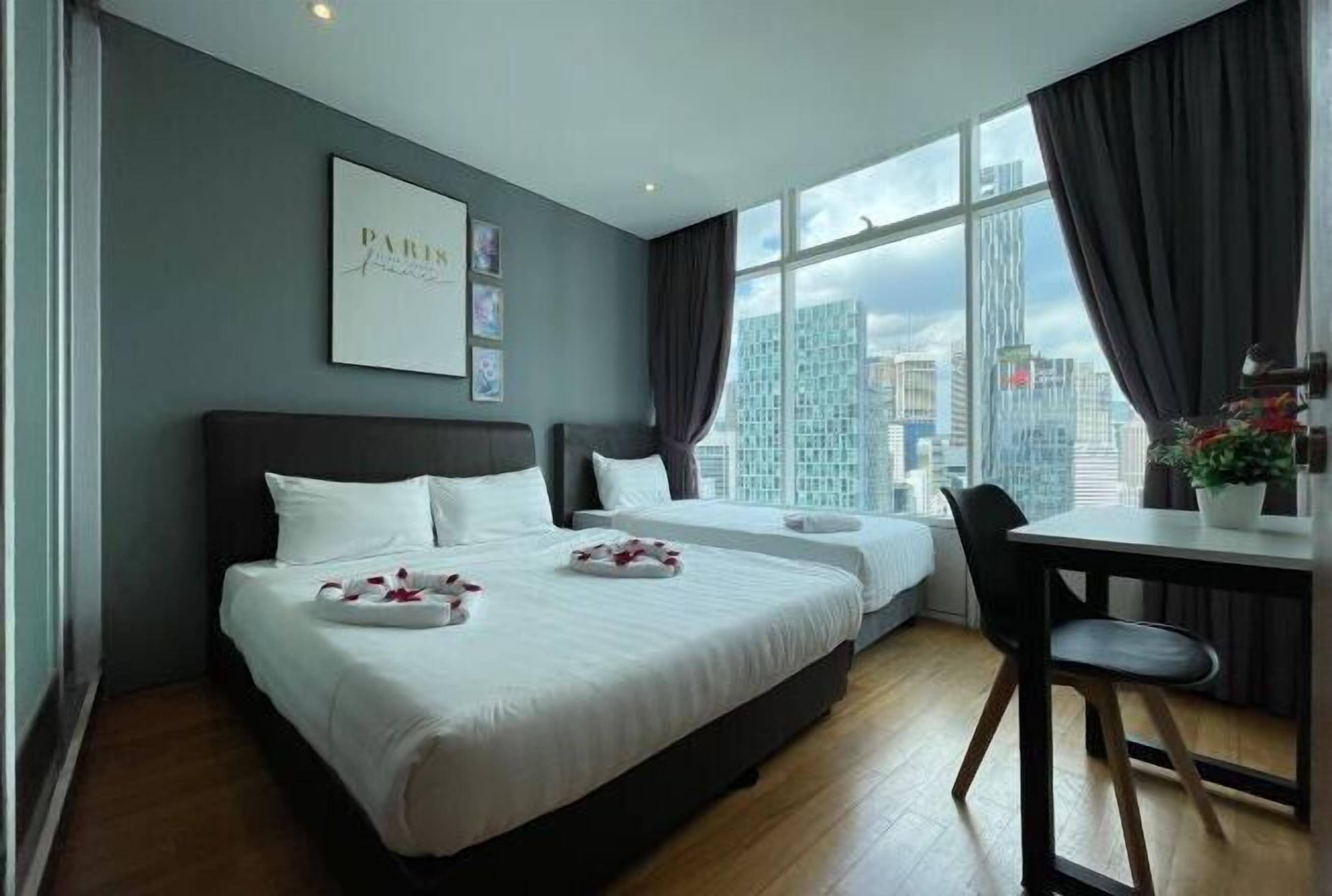 Escritorio y espacio para trabajar con un portátil