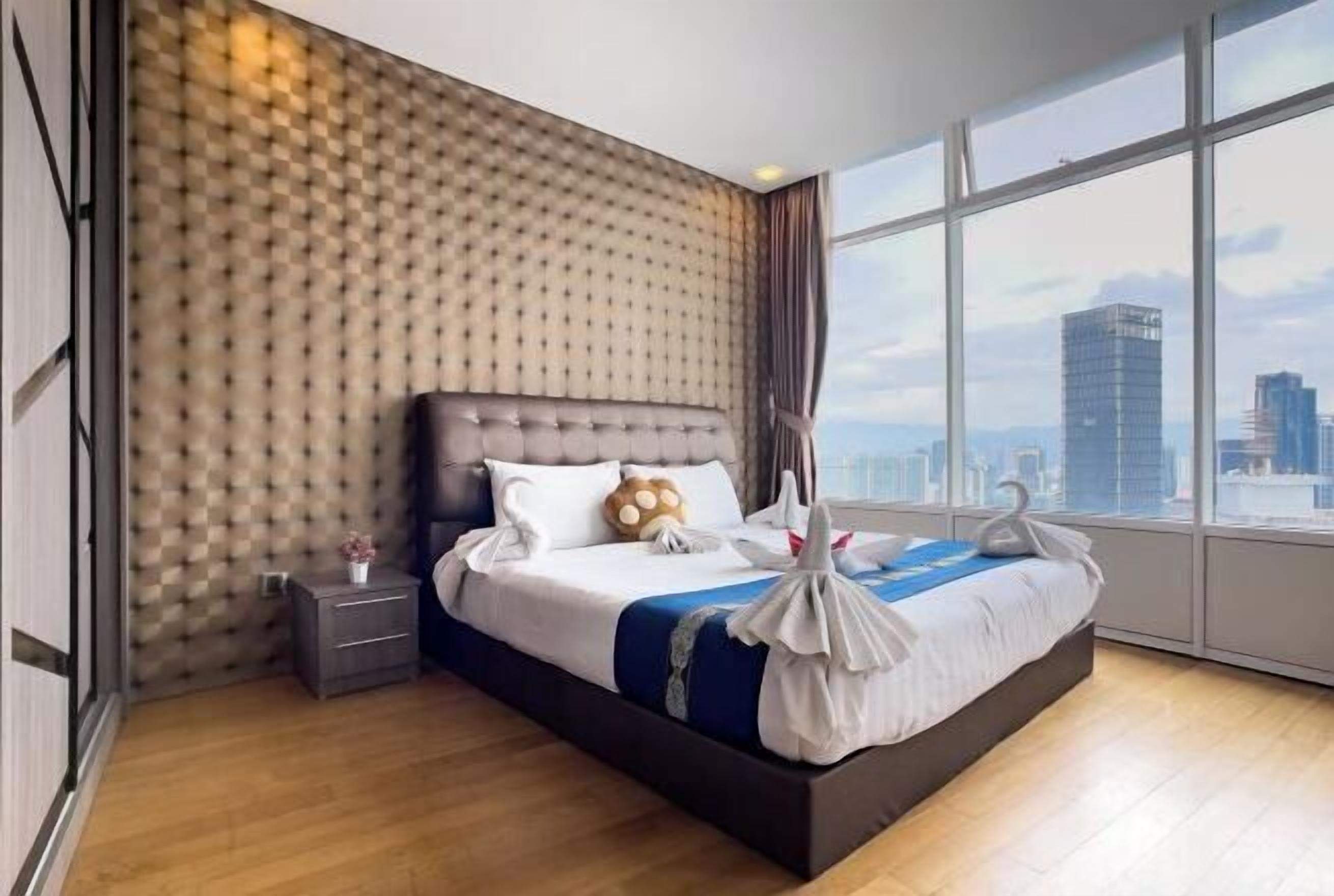 Työpöytä, kannettavalle tietokoneelle sopiva työtila, äänieristys