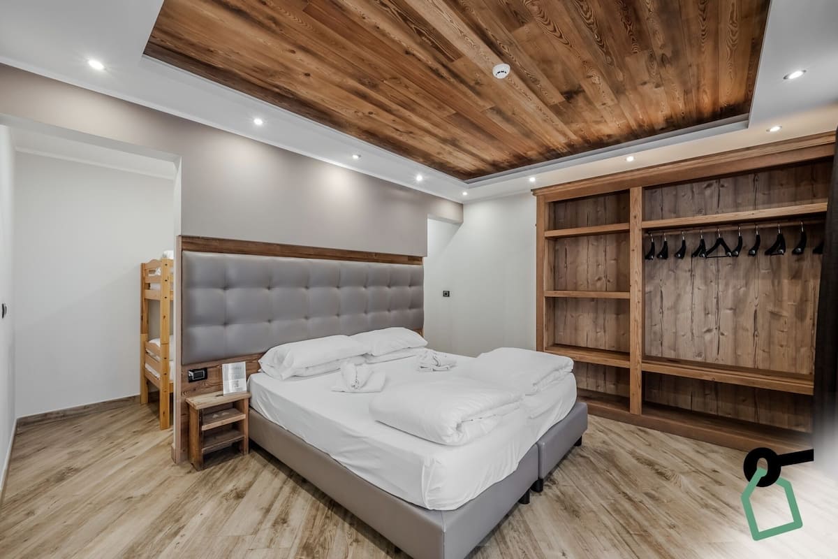 Comfort Quadruple Room | In-room safe, desk, free WiFi, bed sheets