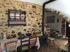 Refrigerador con congelador, horno y cafetera y tetera