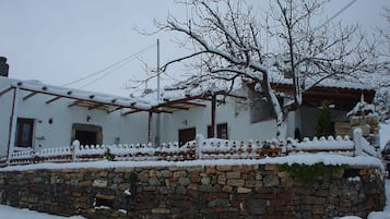 Vista frontal de la propiedad