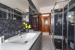 Standard Apartment, Multiple Bedrooms (Happy Grey House) | Bathroom | Shower, hair dryer, bidet, towels - Happy Grey House (Alghero)