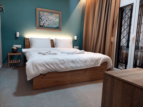 Enclosed Secure Parking- Cozy Apartment of 2 Double Bedrooms For Families of 4-5