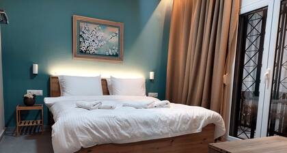 Enclosed Secure Parking- Cozy Apartment of 2 Double Bedrooms For Families of 4-5