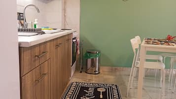 Een koelkast, een oven, een kookplaat, een koffiezetapparaat/waterkoker