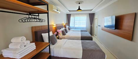 Terrace Room | Sängtillbehör av högsta kvalitet, minibar, skrivbord och ljudisolering