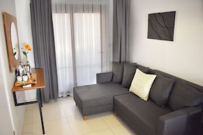Terrace Room | Living area | 42-inch TV with satellite channels - Vera Taksim Hotel (Istanbul)