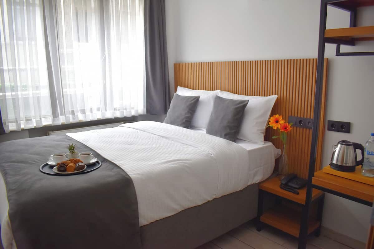 Economy dubbelrum | Sängtillbehör av högsta kvalitet, minibar, skrivbord och ljudisolering