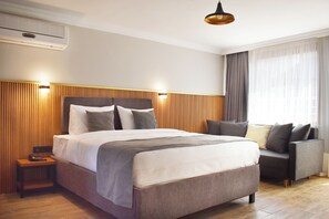 Habitación doble Deluxe | Ropa de cama de alta calidad, minibar, escritorio y insonorización 