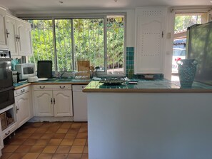 Kühlschrank, Mikrowelle, Ofen, Herdplatte