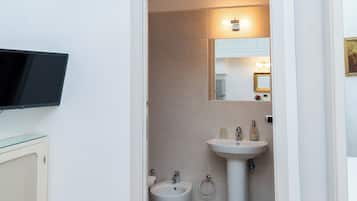Deluxe Studio Suite, Courtyard View | Bathroom | Hair dryer, bidet